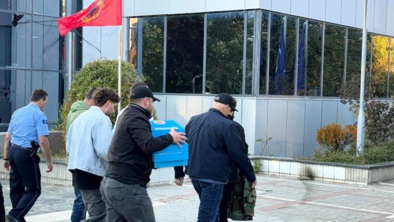 Pas protestës në Prishtinë, fëmijët e dëshmorëve dorëzojnë në Qeveri projektligjin për Dhomat e Specializuara