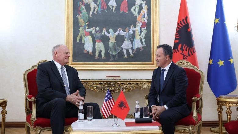 Niko Peleshi takohet me ambasadorin amerikan Eric Wendt, thekson miqësinë dhe partneritetin strategjik me SHBA-të