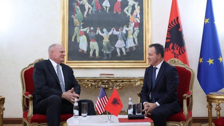Peleshi pret ambasadorin amerikan: Kuvendi, rol të rëndësishëm në forcimin e partneritetit strategjik Shqipëri-SHBA (VIDEO)