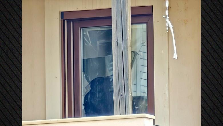 E përndiqte prej kohësh, rumuni sulmon me thikë ish-partneren dhe bashkëjetuesin e saj shqiptar! Ngjitet në banesë nga ballkoni 