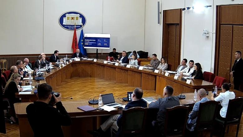 ‘Territorialja’/Debat në Komisionin e Ligjeve, PD: Presim konsultimin e pr.ligjit, ndërprisni mbledhjen! PS: Procedura e njëjtë! Banorët e Memaliajt protestë para Kuvendit 