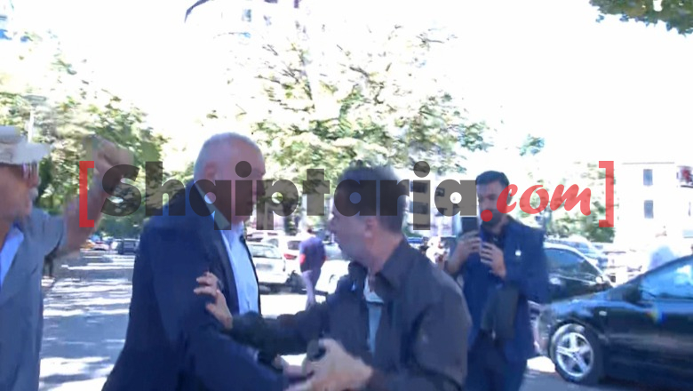 ‘Territorialja’/ Banorët e Memaliajt protestojnë para Kuvendit, përplasen me Braçen! Njëri i hedh ujë, ndërhyn Tritan Shehu