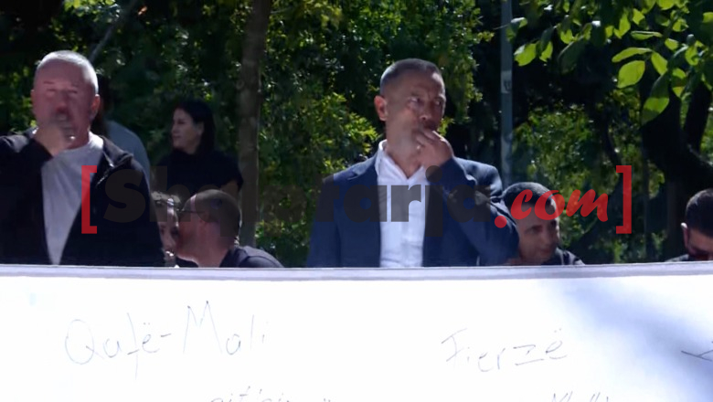 Me bilbil në dorë, kryebashkiaku i Memaliajt përkrah banorëve para Kuvendit, kundërshton shkrirjen me Tepelenën