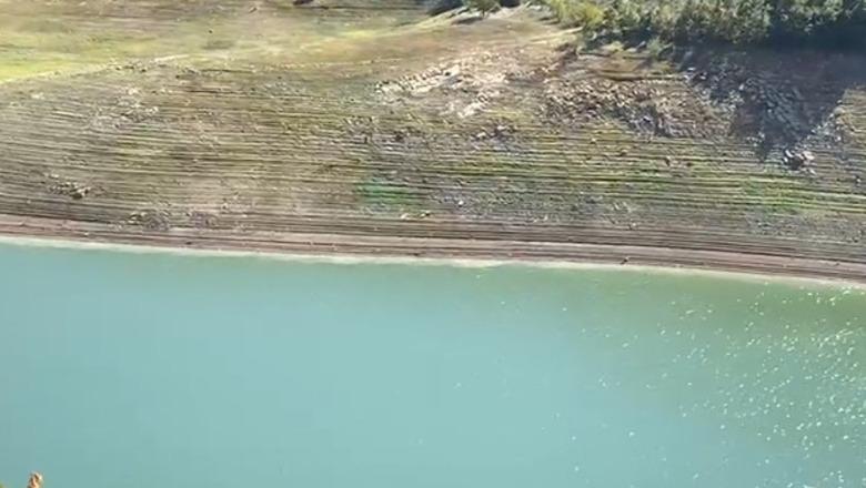 Bie sërish niveli i liqenit të Fierzës, zbret në 266.95 metra! Dy agregatë mbajnë në punë hidrocentralin (VIDEO)