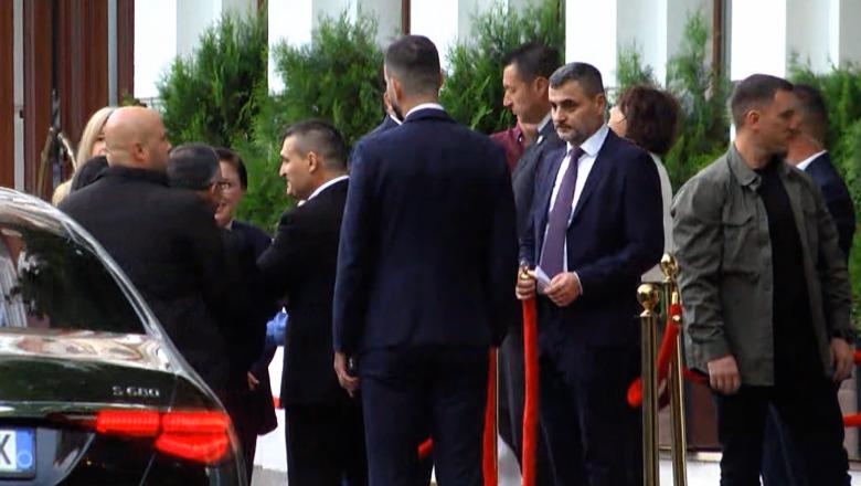 Pritja e parë e ambasadorit të ri amerikan Wendt, marrin pjesë politikanë të majtë e të djathtë! Berisha mbetet ‘Non grata’, s’ka ftesë
