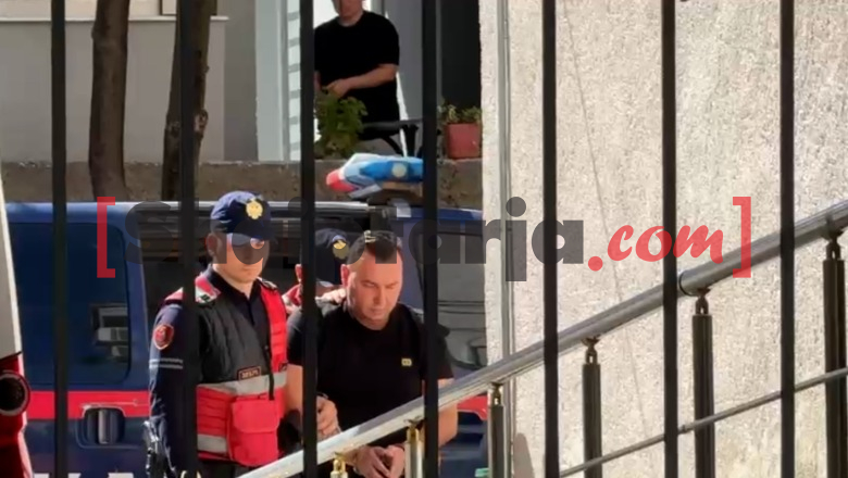 Fier/ Kreu veprime të turpshme para shkollës artistike, këngëtari Erind Xhaferaj del para gjykatës për masën e sigurisë