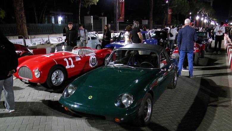 ‘Tirana Grand Prix’/ 42 makina historike në sheshin ‘Nënë Tereza’, koleksionistë nga Shqipëria, Kosova dhe Europa mbledhin të apasionuarit pas mjeteve retro