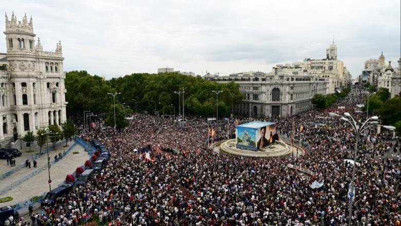 Rrëzimi i pr.ligjeve për strehimin, Spanja ‘zhurmon’ nga protestat me mijëra njerëz! 5 të arrestuar dhe 9 policë të lënduar në Valencia