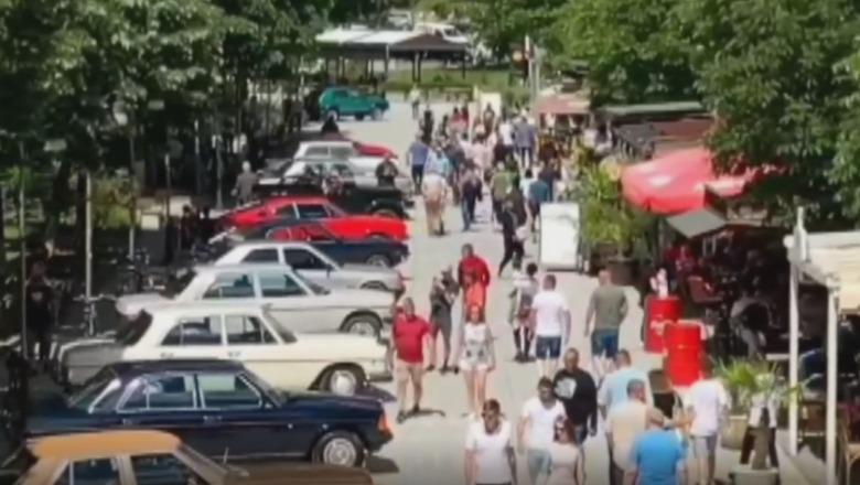 42 makina të rralla ekspozohen në Berat, qyteti muze tërheq koleksionistë nga Europa