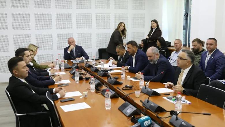 Kosovë/ Komisioni për Legjislacion miraton ndryshimet në Ligjin për Dhomat e Specializuara! Asnjë votë kundër