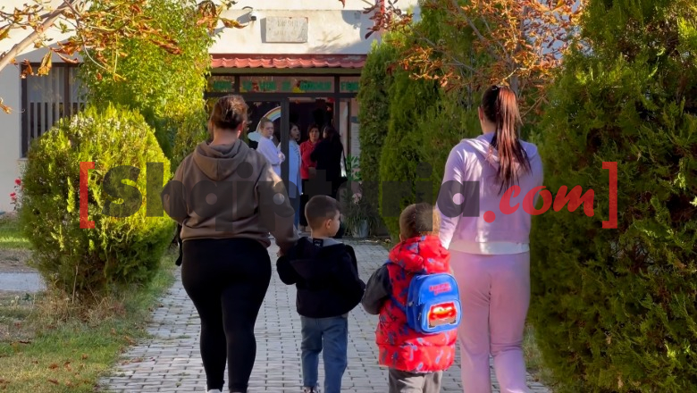 Korçë/ 6 fëmijë përfunduan në spital nga helmimi, prindërit rikthejnë të vegjëlit në kopësht mes frikës dhe pasigurisë: Na thanë se është virozë