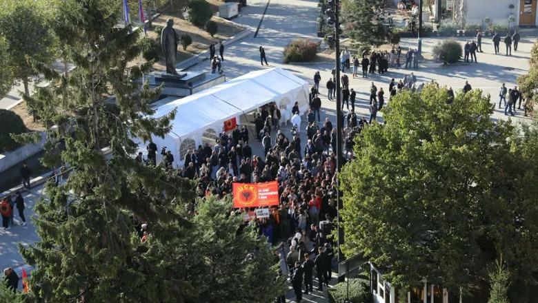 Dënimi i ish-krerëve të UÇK-së, Kuvendi i Kosovës nis seancën për ndryshimin e ligjit për Dhomat e Specializuara! Qytetarët protestë para Parlamentit