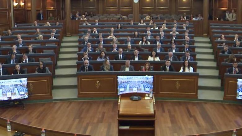 Dënimi i ish-krerëve të UÇK-së, nis seanca në Kuvendin e Kosovës për ndryshimin e ligjit për Dhomat e Specializuara! Qytetarët protestë para Parlamentit