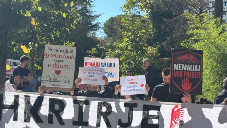 ‘Ligjet’ shqyrtojnë sot propozimin e PS për hartën e re territoriale, një grup protestuesish mblidhen para Kryesisë së Kuvendit: S’e shuani dot identitetin tonë! (VIDEO)