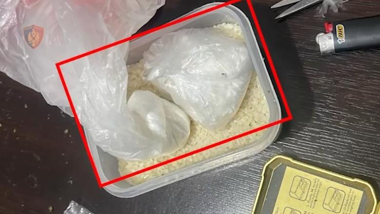 Shiste drogë pranë një shkolle në Kombinat, arrestohet 35-vjeçari në Tiranë! Policia sekuestron mbi 1 kg kanabis dhe kokainë (VIDEO)