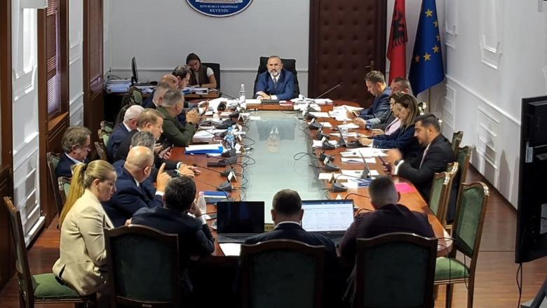 ‘Territorialja’ shqyrtohet në Komisionin e Ligjeve, përplasje mes mazhorancës e opozitës! Jashtë protestohet! Nëse miratohet, do të duhet të marrë ‘ok’ e Kuvendit të enjten