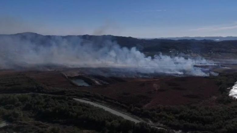 Digjet një sipërfaqe toke pranë aksit Peqin-Rrogozhinë, zjarrfikësit në vendngjarje