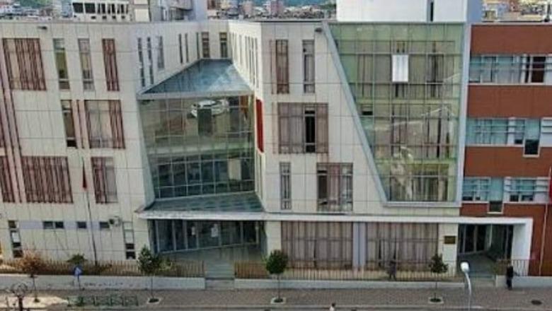 Mori para për të lejuar të arrestuarin të largohej nga shtëpia, AMP vë në pranga efektivin e Policisë në Prrenjas (EMRI)