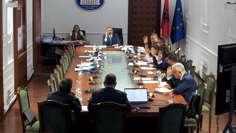 Mes debateve, 'Ligjet' miratojnë me 8 vota pro draftin e PS për hartën e re territoriale! Mazniku: S'ka largim të shërbimeve! Blushi: Jeni pengje, vendimi ka për t'ju përndjekur gjithë jetën