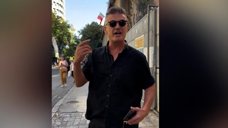 Protesta jashtë Kuvendit/ Protestuesit sulmojnë me vezë gazetarin Bledi Mane, përplasen me deputeten e PS