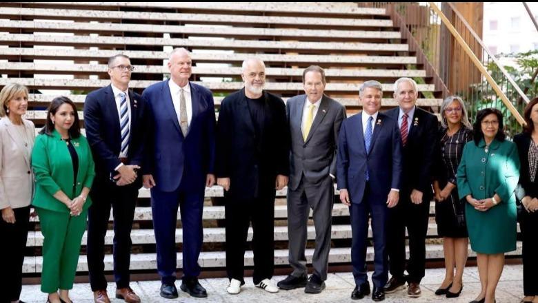 Takim ndryshe me delegacionin e Kongresit amerikan, Rama publikon fotot nga kopshti i Kryeministrisë