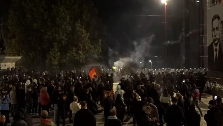 Ligji për Specialen bllokon Kuvendin dhe ndez rrugët e Prishtinës! Policia përdor gaz lotsjellës e topa uji kundër protestuesve! PDK-AAK zbresin në shesh: E keni tepruar!