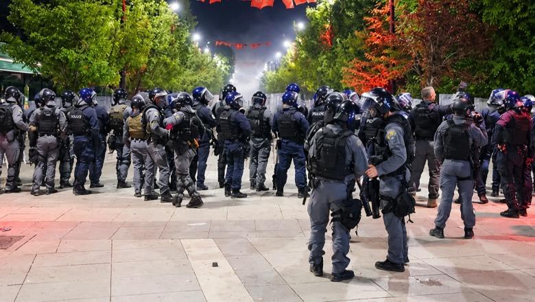Protestuesit nuk shpërndahen në Prishtinë, rikthehen para Kuvendit! Me ta edhe deputetët e PDK-AAK, Policia ngre kordonin
