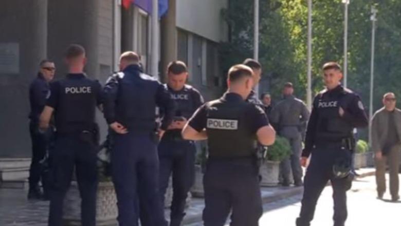 Kosovë/ Qytetarët nisin të mblidhen para Kuvendit për protestë, deputetët e PDK-së drejt sallës: Të votohet ligji për Specialen
