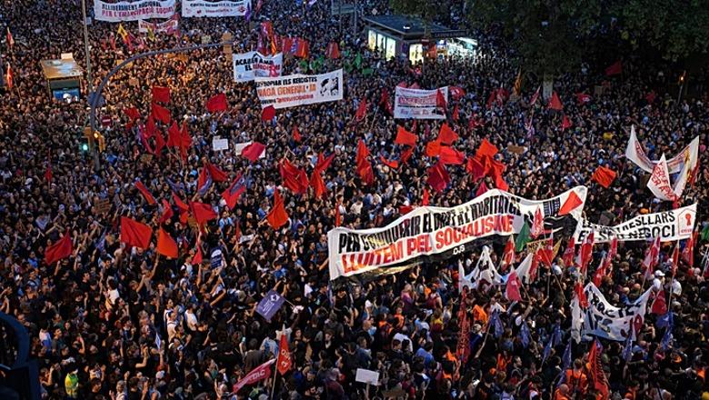 Spanjë/ Kriza e strehimit mijëra qytetarë protestojnë në Barcelonë, kërkojnë ulje të qirave për banesat! Përplasje edhe me policinë