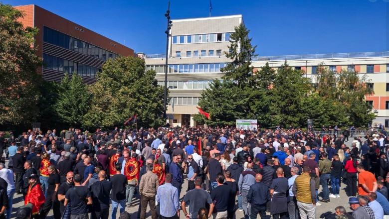 Afati për presidentin skadon sot, Kosova ende pa marrëveshje! PDK nuk tërhiqet nga Specialja, Kurti del para mediave në orën 15:00! Protesta vijon jashtë Kuvendit (VIDEO)