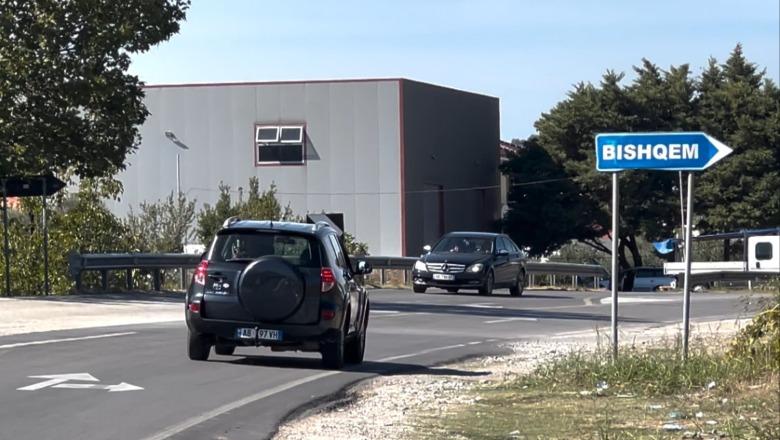 70-vjeçarja humbi jetën në aksidentin në aksin Elbasan-Peqin, banorët të shqetësuar: Nuk respektohet sinjalistika