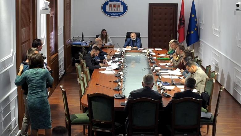 Përplasja GJKKO-Avokatë për rregulloren censuruese, opozita kërkon ndërhyrjen e Kuvendit! Manja: S’kemi kompetencë! Gogu: Kontenta e KiE detyron rishikimin