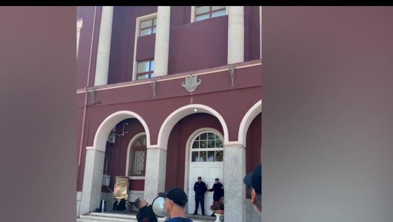 'Anuloni projektin TID', banorët e qendrës së Durrësit godasin me vezë godinën e Bashkisë dhe makinën e kryebashkiakes
