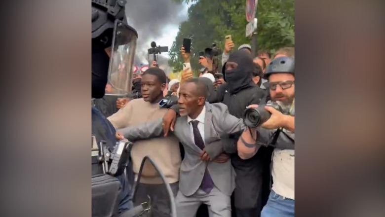 Protestat e të rinjve, kryebashkiaku francez bëhet ‘mburojë’ për studentët, përballet me policinë! (VIDEO)