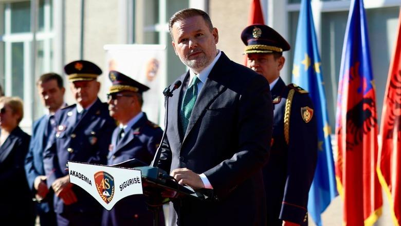 Ceremonia e nisjes së studimeve bachelor ‘Siguria dhe Hetimi’, ministri Demo: Uniforma e shtetit është përgjegjësi, jo privilegj! Rritje e pagave për Policinë e Shtetit