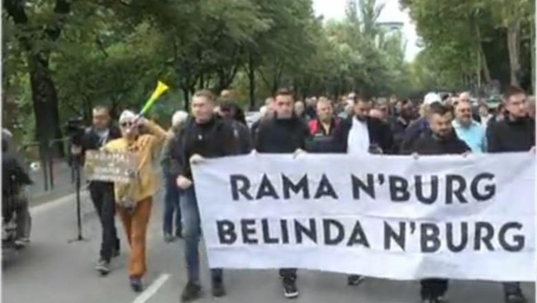 Protestuesit e PD nisen nga selia, ‘harrojnë’ Berishën në banderolë: Rama n’burg, Belinda n’burg