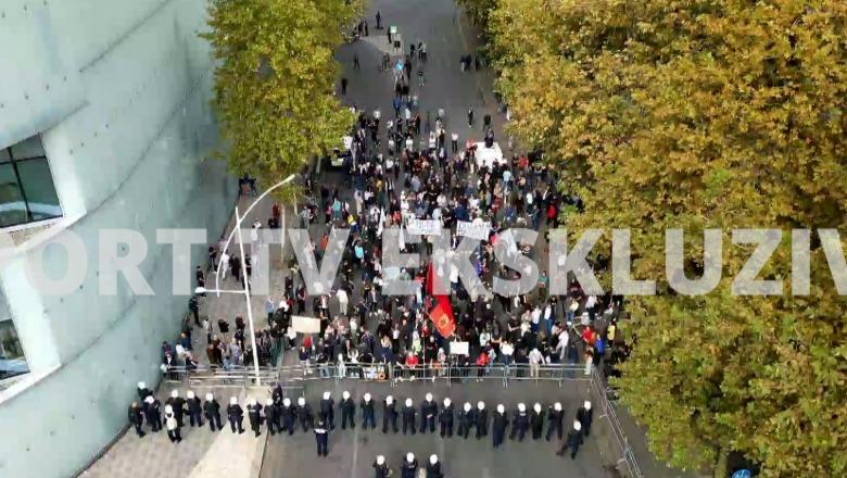 Sot ‘Territorialja’, protestë jashtë Kuvendit! Qytetarët qëndrojnë larg opozitës, ndahen edhe në slogane (VIDEO)