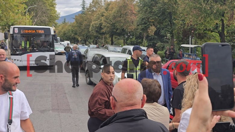 Protestuesit bllokojnë rrugën, përplasen me drejtuesit e mjeteve