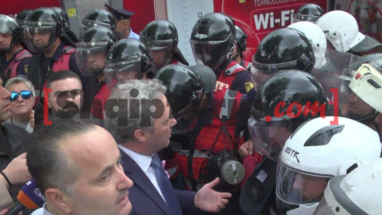 Bardh Spahia lë seancën plenare dhe shkon në protestë, përpiqet të çajë kordonin e efektivëve