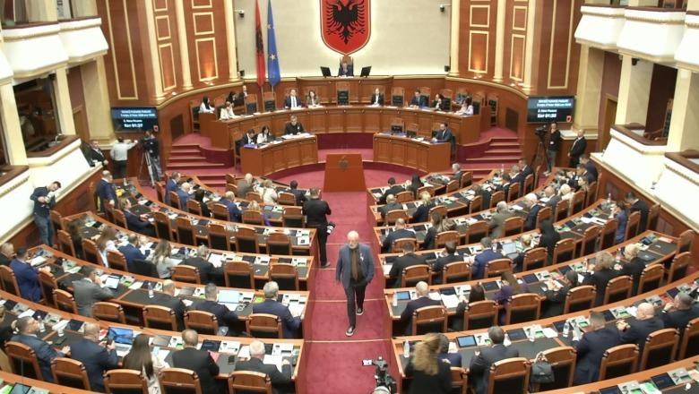 LIVE TV- ‘Territorialja’ në Kuvend/ Sinaj ndryshon qëndrim, pritet të votojë pro! Opozita: Ndal shpopullimit, Rama ‘ekzekuton’ 15 bashki