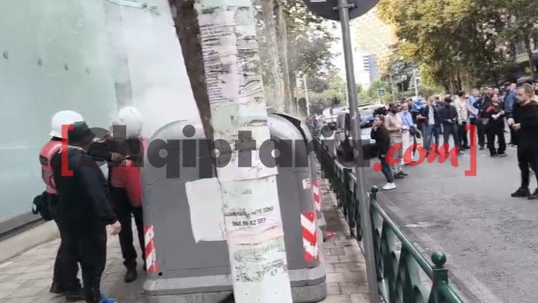 Protestuesit djegin koshat e mbeturinave, efektivët shuajnë flakët