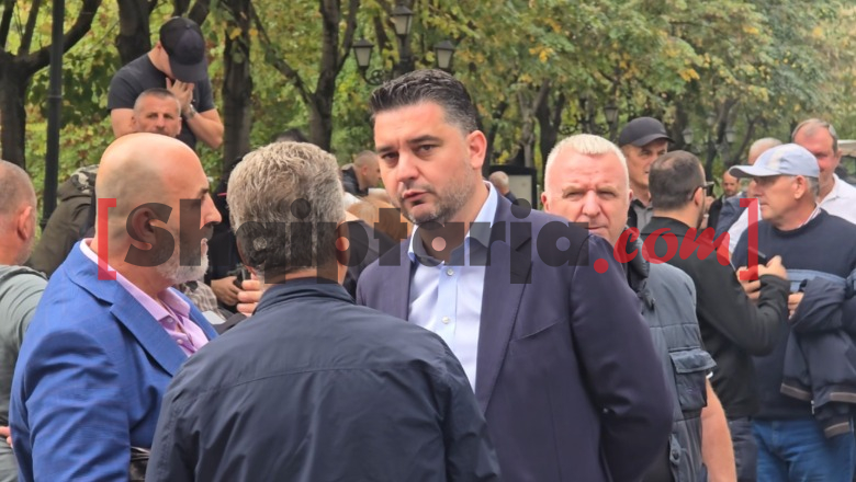 ‘Territorialja, Fisnik Qosja i bashkohet protestës para Kuvendit