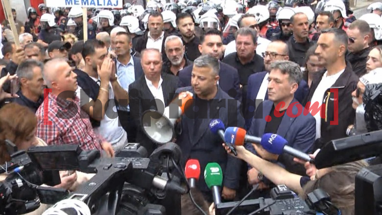 ‘Territorialja’, kryebashkiaku i Memaliajt thirrje nga protesta: Deputetët të mos votojnë reformën shpopulluese