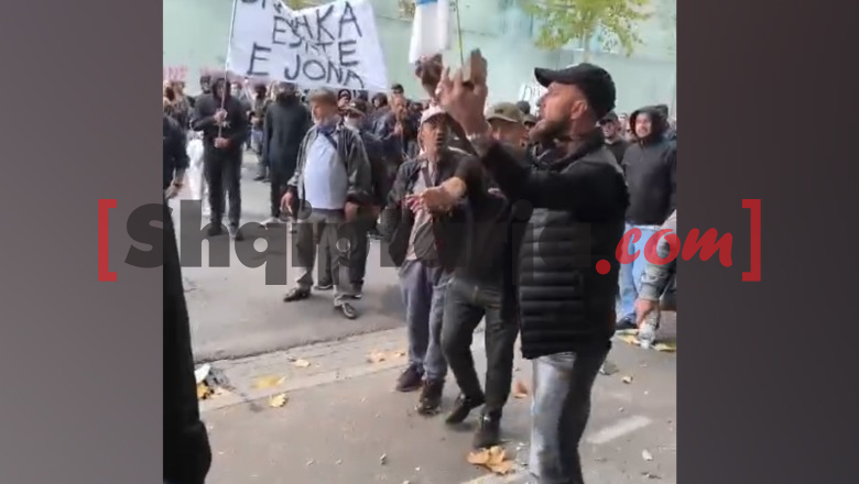 Protestuesi shkul pllakat në rrugë, i përplas në asfalt për t’i thyer (VIDEO)