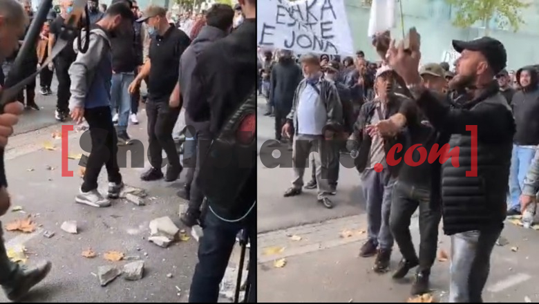 Protestuesi shkul pllakat në rrugë, i përplas në asfalt për t’i thyer (VIDEO)