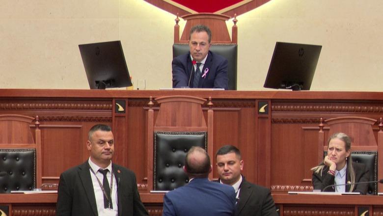 Tensione në Kuvend/ Bardhi i ndërsehet Peleshit: Kush e futi Gardën brenda që të më pengojë të dal në foltore?