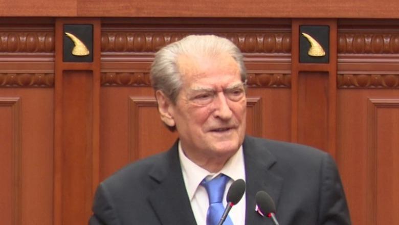 Territorialja/ Berisha: Klosi po shkrihet për interesat mafioze të Malajt! Ish-gardisti i 21 janarit i përgjigjet: Ish-komunat i kishe kthyer në banda, shkaktar i ’97-ës