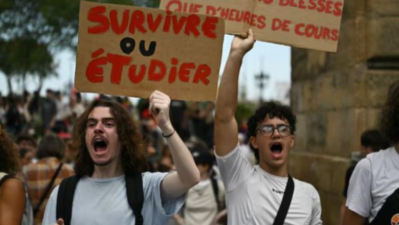 Protestat në Francë tensionohen, studentët me pankarta në duar: Puna na lodh, sistemi na përçmon!