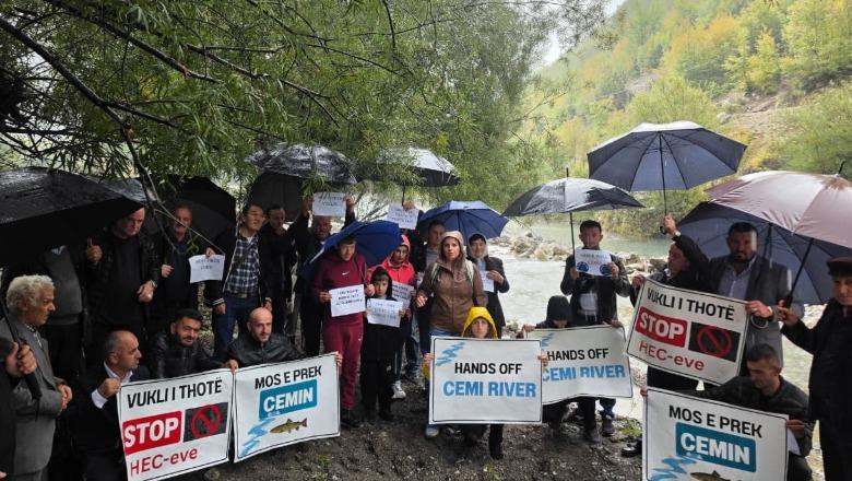 ‘Mos e prekni Cemin’, banorët e Kelemendit në protestë kundër ndërtimit të 3 hidrocentraleve: Është zonë e mbrojtur