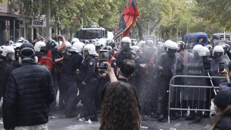 Sulmet me vezë e gurë ndaj policëve, 8 protestues të shoqëruar